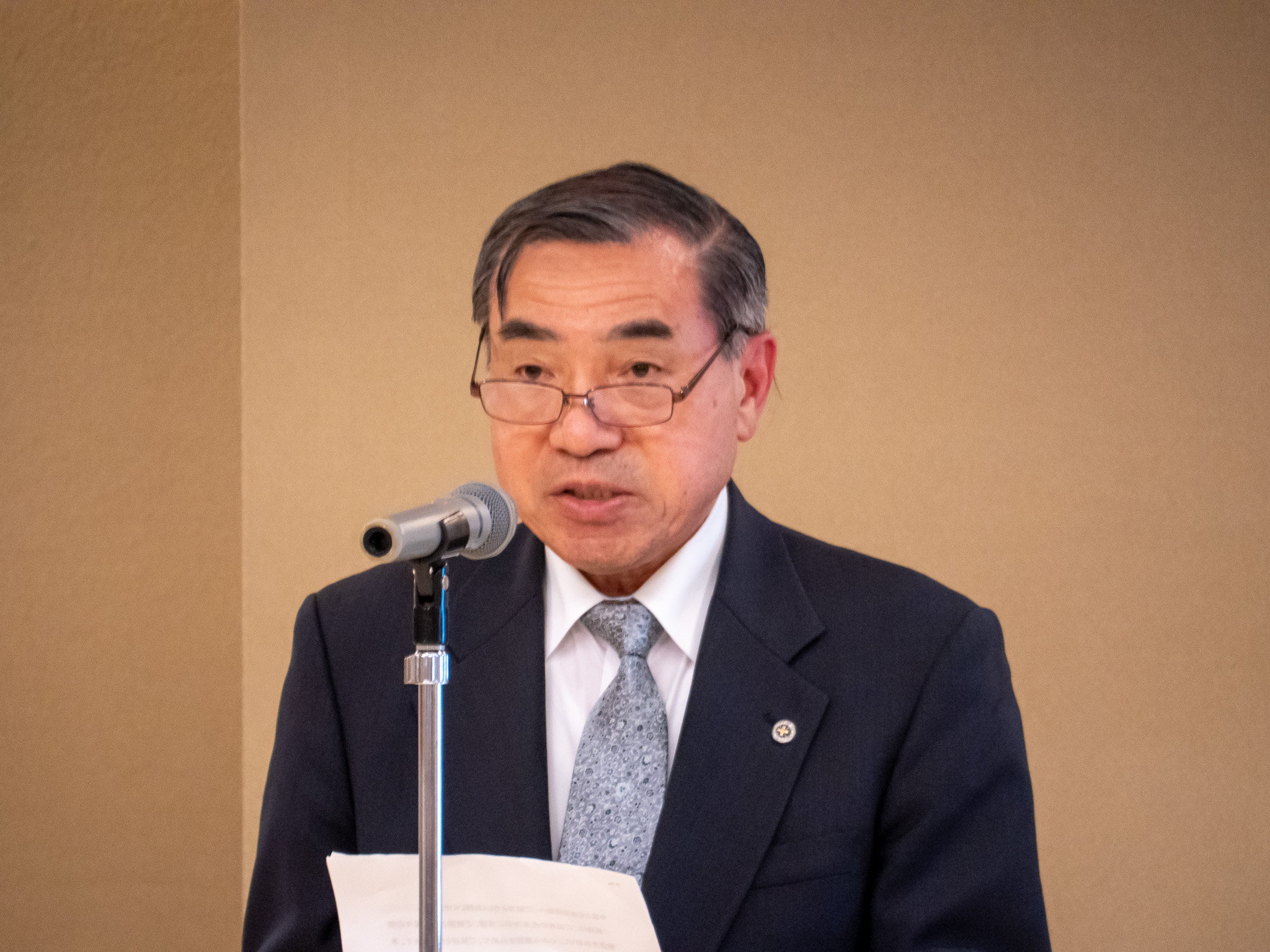 挨拶をする今村顧問